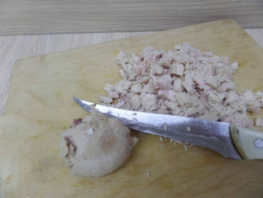 Рецепт - Салат Подсолнушек - Шаг 7 -  Готовое филе нарезать на мелкие кусочки.