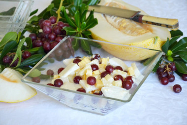 Фруктовый салат с майонезом и чесноком