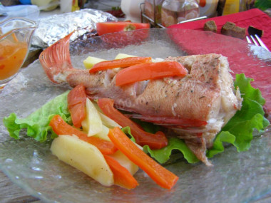 Морской окунь запеченный с картошкой в духовке в фольге