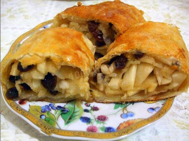 Яблочный слоеный пирог с изюмом и корицей