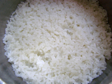 Рецепт - Постные роллы с огурцом - Шаг 2 -  Зальем рис водой в пропорции - 1:1. Варим рис, не присаливая. Как только вода закипит, варим с четверть часа, а потом настаиваем 10 минут под крышкой. Я рассказала, как у меня получилось, но напомню - варим по инструкции того сорта риса, который у вас есть.