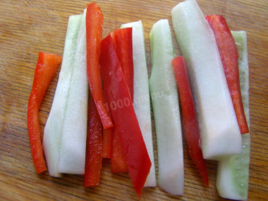 Рецепт - Постные роллы с огурцом - Шаг 3 -  Пока этот процесс идет, мы успеем нарезать очищенный огурчик брусочками. Чтобы и вкус ролла, и его внешний вид были еще круче, я нарезала и болгарский перец. Вы этого можете не делать, если решили только с огурцом роллы сделать.