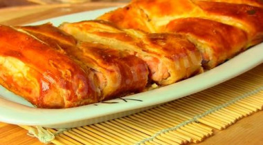 Пирог рыбный с семгой и слоёным готовым тестом