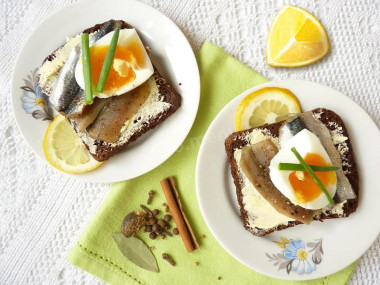 Бутерброды с килькой