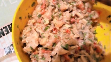 Рецепт - Помидор перец кабачок фаршированные и запеченные под сыром - Шаг 1 - 1) Филе куриное, грибы, помидоры нарезали мелкими кубиками, с помидор предварительно снять кожицу, обдав их кипятком, зелень мелко порубили. Смешали все ингредиенты, добавили специи, само уместно будут итальянские травки или орегано, так же добавляем сметану, соль, хорошо перемешиваем и оставляем мясу пропитываться.