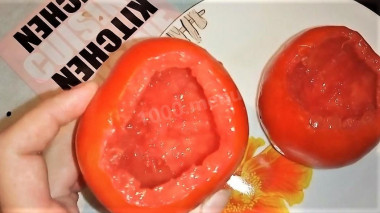 Рецепт - Помидор перец кабачок фаршированные и запеченные под сыром - Шаг 2 -  2) Помидоры освободили от мякоти с помощью ложечки, присолили и перевернули вверх дном чтоб стек лишний сок. Кабачок разрезали вдоль, хвостик не удаляем и так же с помощью ложечки удалили семена с мякотью. Кабачки выложили на смазанный маслом противень донышком вверх, кабачок так же смазали маслом и отправили в разогретую духовку на 3-5 мин. Перец, не удаляя хвостик тоже разрезали вдоль.