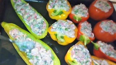 Рецепт - Помидор перец кабачок фаршированные и запеченные под сыром - Шаг 3 -  3) Все овощи наполнили начинкой и отправили в разогретую духовку на минут 30, затем овощи присыпать тертым на мелкую терку сыром и вновь отправить в духовку на пару минут для того чтоб сыр расплавился.