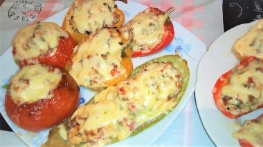 Рецепт - Помидор перец кабачок фаршированные и запеченные под сыром - Шаг 4 -  Такие фаршированные овощи мясом и грибами, неимоверно вкусные, рекомендую обязательно попробовать! Готовьте с радость, удивляйте своих родных новыми и вкусными блюдами! Приятного аппетита и всегда отличного настроения!!!