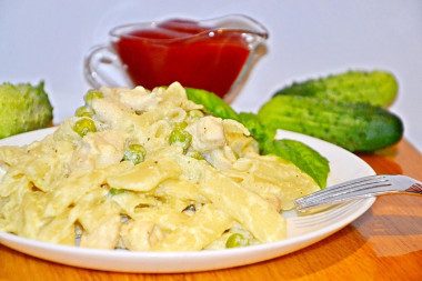 Макароны с курицей и горошком  в сливочном соусе