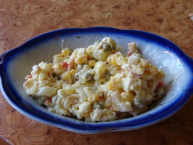Крабовый салат с кукурузой и зеленым горошком