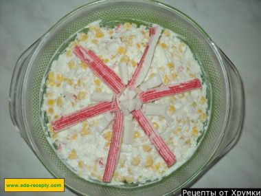 Салат яблочный с крабовыми палочками