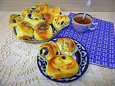 Булочки с изюмом и маком на сдобном тесте
