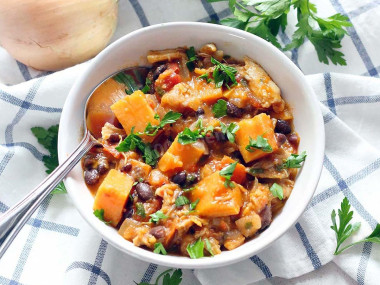Овощное рагу с куриной грудкой бататом и фасолью