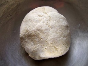 Рецепт - Вегетарианские сырники без яиц - Шаг 1 - 1. Творог разминаем в миске, добавляем просеянную муку, соль и сахар. Месим тесто.