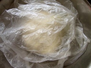 Рецепт - Вегетарианские сырники без яиц - Шаг 2 -  2. Тесто должно постоять примерно полчаса в холодильнике. Накройте его пленкой или пакетом, чтобы не обветрилось.