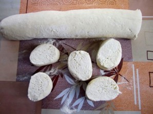 Рецепт - Вегетарианские сырники без яиц - Шаг 3 -  3. Теперь делаем из теста колбаску, и нарезаем небольшими кружками, чуть раскатывая их сверху скалкой.