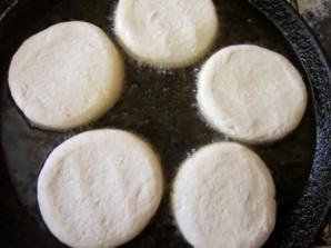 Рецепт - Вегетарианские сырники без яиц - Шаг 4 -  4. На сковороде разогреваем растительное масло, и только тогда выкладываем наши сырники.