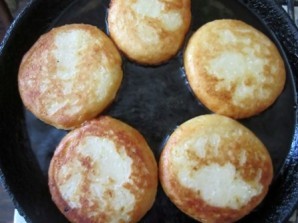 Рецепт - Вегетарианские сырники без яиц - Шаг 5 -  5. Жарятся такие сырники быстро, - как только зарумянятся, - переверните, и практически сразу снимайте с огня.