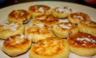 Рецепт - Вегетарианские сырники без яиц - Шаг 6 -  6. Подавайте сырники, посыпав сахарной пудрой, со свежими ягодами, вареньем или шоколадом, - кто как любит. Приятного аппетита!