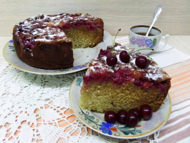 Шарлотка с вишней и яблоками на простокваше