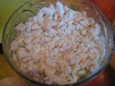 Рецепт - Салат грибная полянка - Шаг 8 -  Выложите нарезанную курицу.