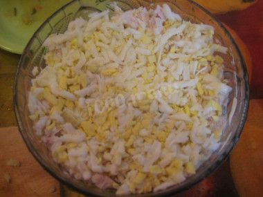 Рецепт - Салат грибная полянка - Шаг 9 -  Дальше порезанные яйца, майонез.