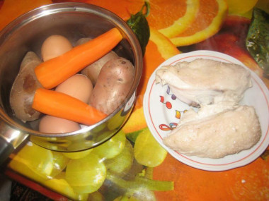 Рецепт - Салат грибная полянка - Шаг 3 -  Отварите овощи и курицу.