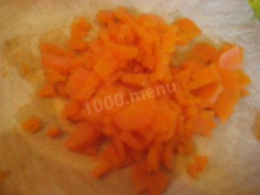 Рецепт - Салат грибная полянка - Шаг 6 -  Нарежьте морковь. Уложите сверху укропа.