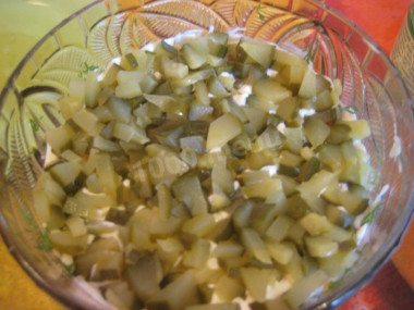 Рецепт - Салат грибная полянка - Шаг 7 -  Следующий слой огурцы. Смажьте их майонезом.