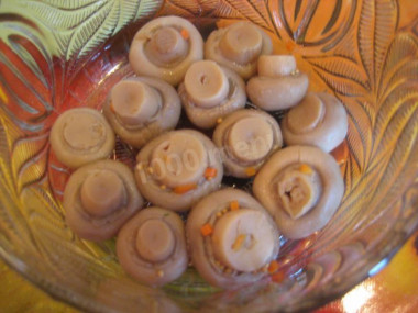 Рецепт - Салат грибная полянка - Шаг 4 -  Грибы поместите шляпками вниз.