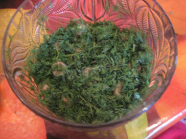 Рецепт - Салат грибная полянка - Шаг 5 -  Посыпьте порезанным укропом. Нанесите сеточку майонеза.