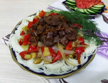 Лапша вок с говядиной и овощами