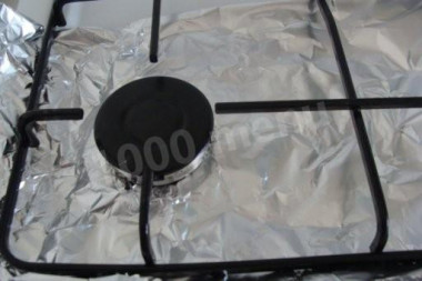 Рецепт - Салат из баклажанов и перца с зеленым луком и кинзой - Шаг 2 -  Мори рекомендации: в первую очередь застелите газовую плиту фольгой, чтобы не испортить покрытие плиты и легче было потом ее мыть.