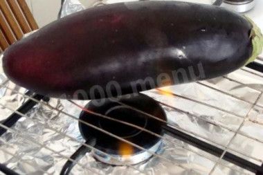 Рецепт - Салат из баклажанов и перца с зеленым луком и кинзой - Шаг 3 -  На конфорку выкладываем любую решетку, у меня из духовки, зажигаем огонь. Регулируем газ, у меня чуть меньше среднего. Надо сделать так, чтобы овощи не сгорели, а именно запеклись.