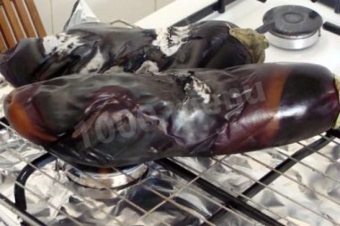 Рецепт - Салат из баклажанов и перца с зеленым луком и кинзой - Шаг 4 -  Вот так баклажан выглядит, выпеченный со всех сторон. Пусть вас не пугает обуглившаяся шкурка. В серединке баклажан будет мягкий и с чудесным запахом дымка.