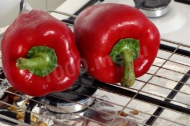 Рецепт - Салат из баклажанов и перца с зеленым луком и кинзой - Шаг 6 -  дальше следуют перцы. Печем и переворачиваем со всех сторон. До черного, обуглившегося цвета.