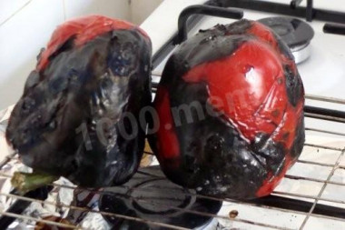 Рецепт - Салат из баклажанов и перца с зеленым луком и кинзой - Шаг 7 -  Вот так они выглядят после выпечки. Сразу горячими складываем в целлофановый мешок. Так они быстрее очистятся.