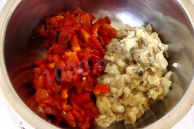 Рецепт - Салат из баклажанов и перца с зеленым луком и кинзой - Шаг 8 -  Мелко рубим баклажаны и перец.