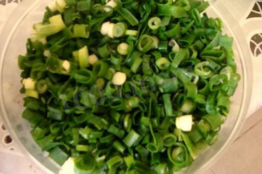 Рецепт - Салат из баклажанов и перца с зеленым луком и кинзой - Шаг 9 -  Нарезаем зеленый лук и мелко рубим чесночок.