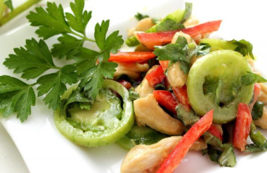 Салат из зеленых помидоров с курицей и болгарским перцем