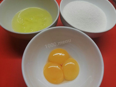 Рецепт - Меренги по французски - Шаг 1 - Отделить белки от желтков, так, чтобы даже немного желтка не попало в белки.