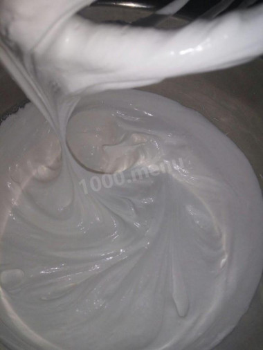 Рецепт - Меренги по французски - Шаг 2 -  Хорошо взбить белки,добавить соль, продолжая взбивать, ванильный сахар. Затем постепенно, продолжая взбивать добавлять небольшими порциями сахарную пудру и лимонный сок.Взбить до густой консистенции.