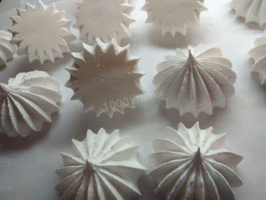 Рецепт - Меренги по французски - Шаг 5 - ,перенести массу в кондитерский мешок и отсажидитьм на противень, простеленный пергаментной бумагой.