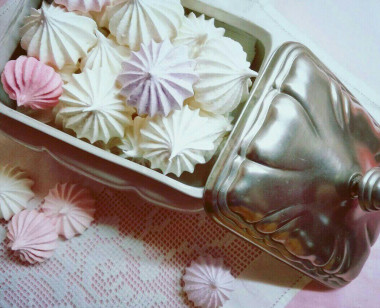 Рецепт - Меренги по французски - Шаг 7 -  Готовые меренги легко отделяются от бумаги.