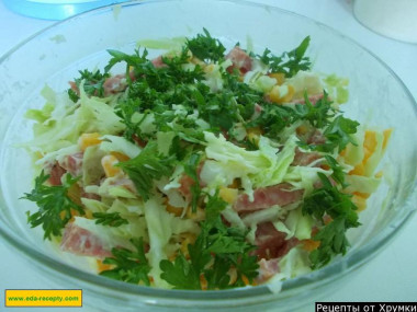 Салат из капусты с колбасой и кукурузы