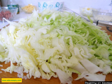 Салат из капусты с колбасой и кукурузы