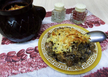 Грибы в горшочках с сыром луком курицей