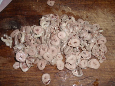 Рецепт - Салат из куриных сердечек с грибами - Шаг 2 -  Отварные сердечки нарезаем кольцами