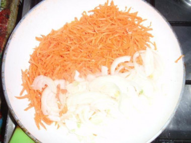 Рецепт - Салат из куриных сердечек с грибами - Шаг 3 -  Помассируем лук и морковь