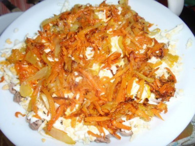 Рецепт - Салат из куриных сердечек с грибами - Шаг 6 -  Выкладываем слоями:После каждого слоя смазуем майонезом 1-й слой сердечки2-й слой яйцо3-й слой лук и морковь4-й слой сол.огурцы5-й слой грибы6-й слой на мелкой терке сыр